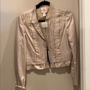 Fitted gorgeous shiny beige short jacket.